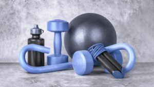 Unterschiedliche Physiotherapie-Geräte: Gymnastikball, Yoga-Matten, Sprungseile, Hanteln