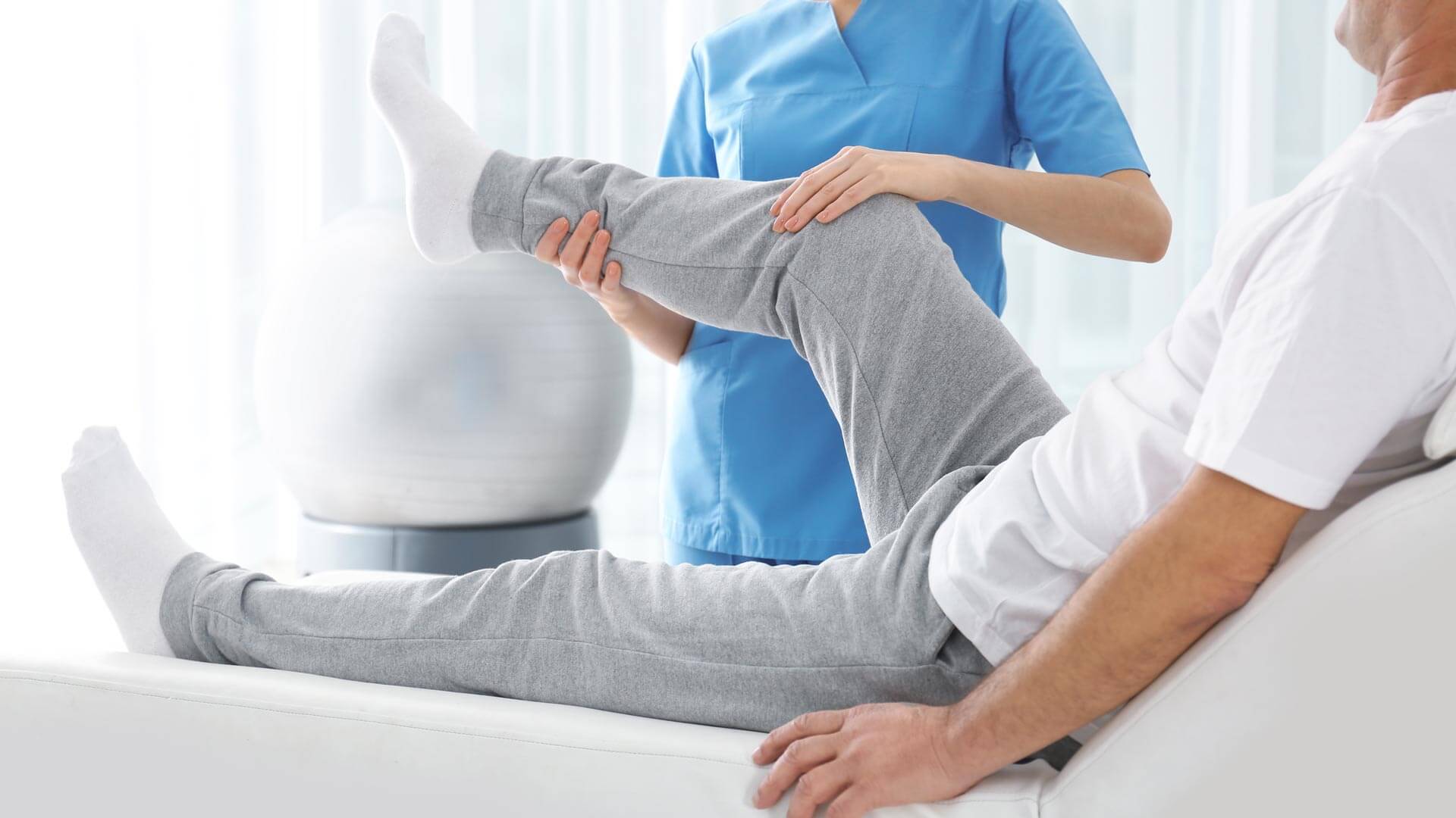 Arzt arbeitet mit Patient im Krankenhaus, Nahaufnahme. Rehabilitationsphysiotherapie