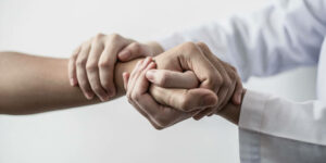 Physiotherapeut behandelt das Handgelenk von Patienten mit Handgelenkschmerzen