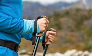 Nordic Walker läuft in der Natur