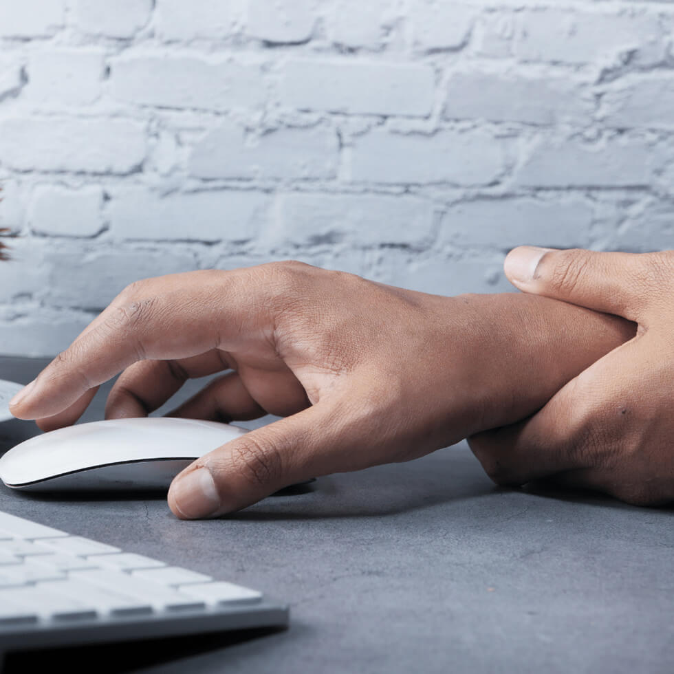 Closeup einer Hand auf einer Computermaus